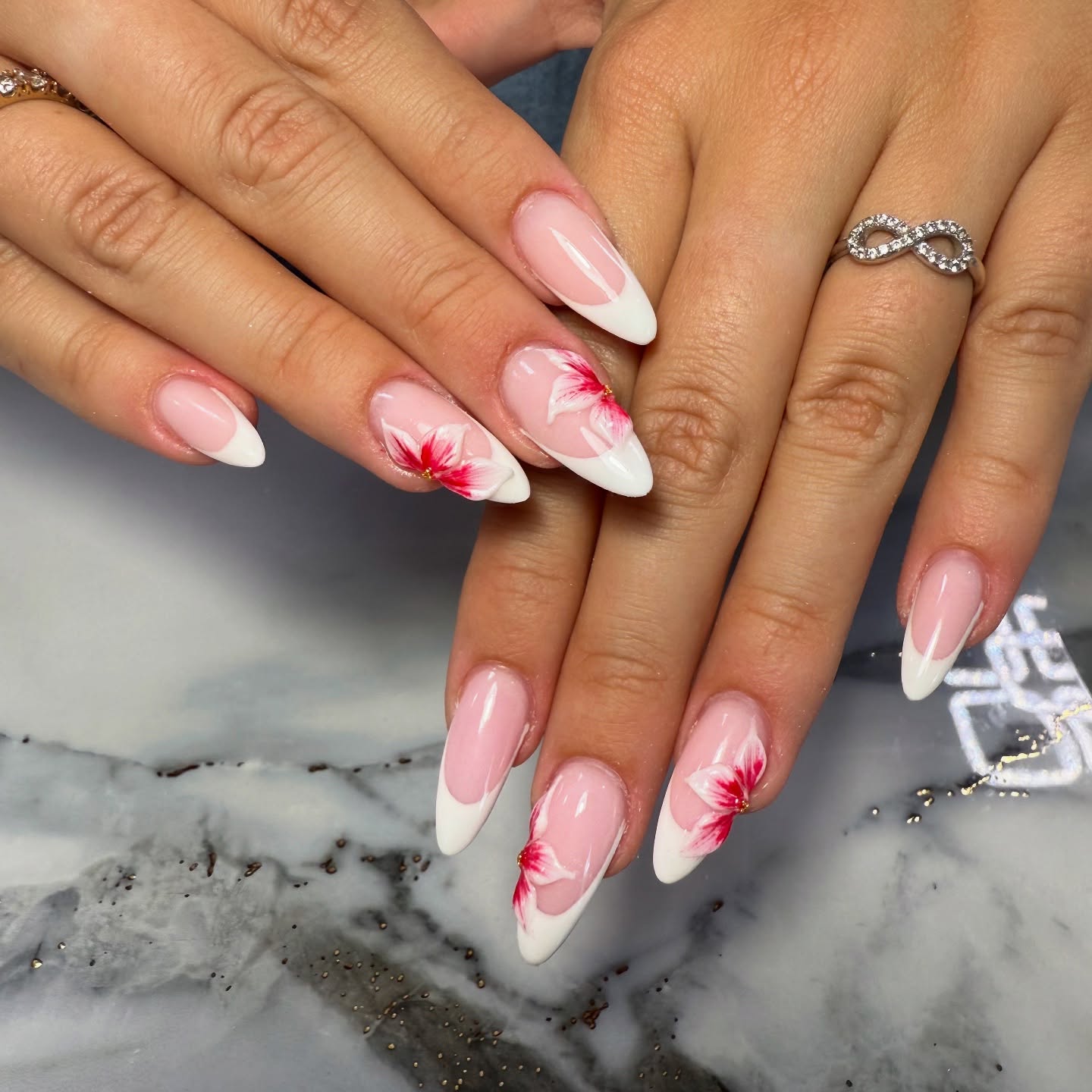 Detailaufnahme handgemalter Nail Art aus unserem Studio in Singen